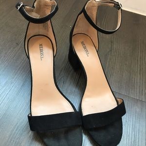 Sz 7.5 low heeled strappy heel